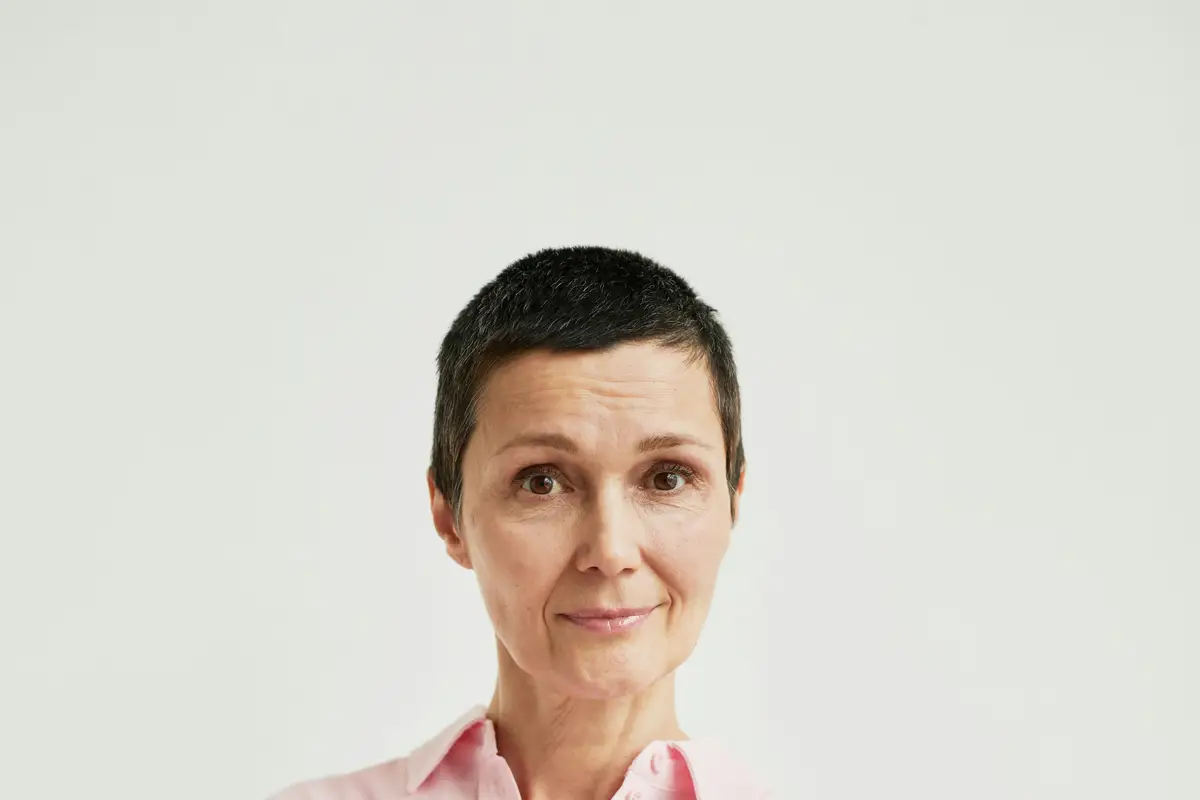 Analityczka danych pracująca przy komputerze, otoczona wykresami wzrostu.